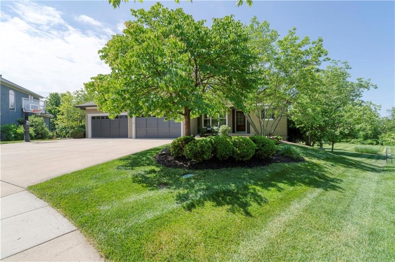 9511 W 161st Ter, Overland Park, KS 66085
