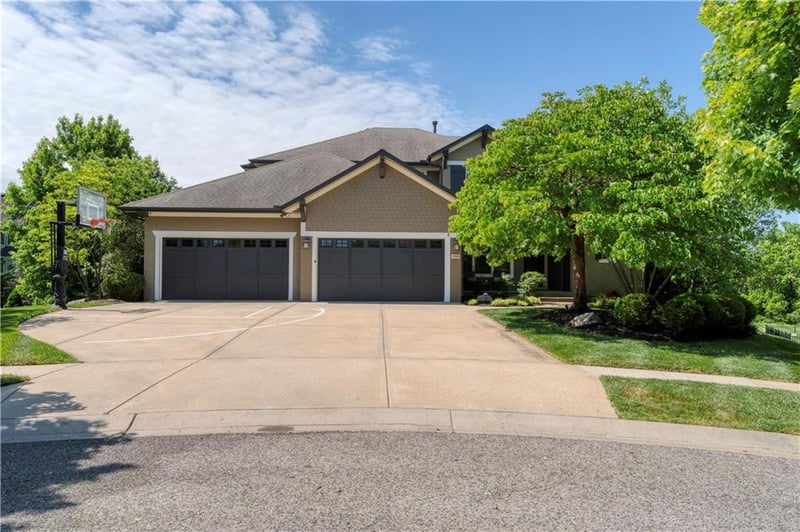 9511 W 161st Ter, Overland Park, KS 66085