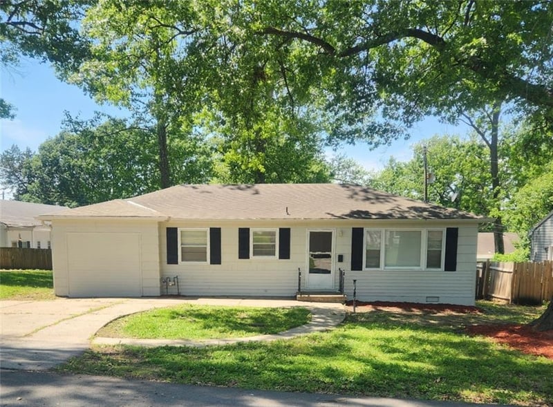 2102 Claremont Ave, Independence, MO 64052