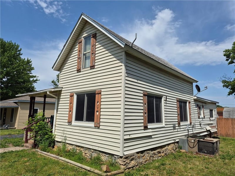 208 8th St, Fredonia, KS 66736