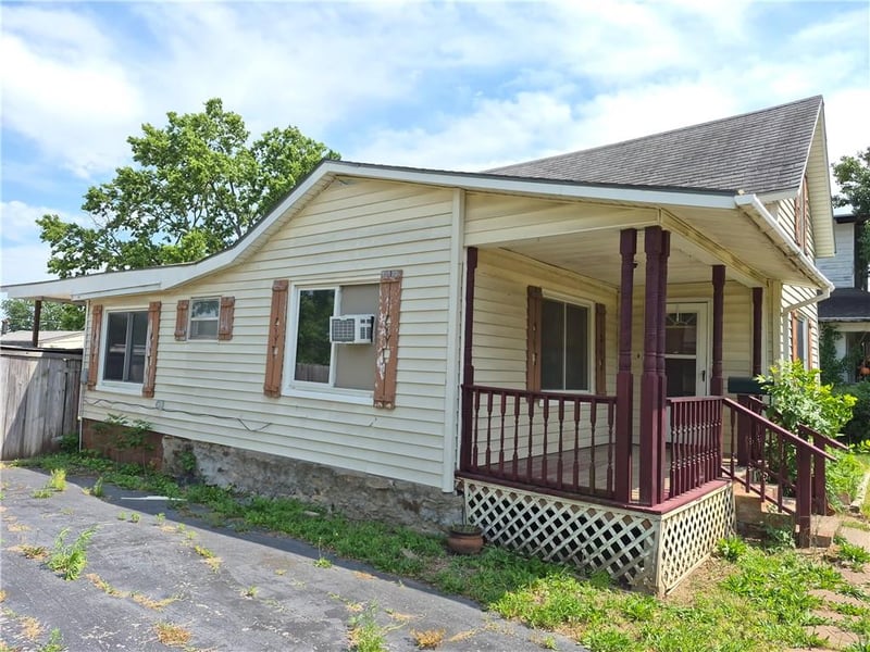 208 8th St, Fredonia, KS 66736