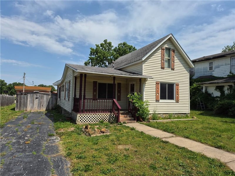 208 8th St, Fredonia, KS 66736