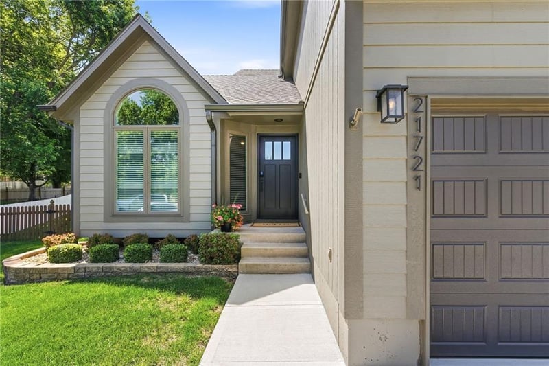 21721 52nd St, Shawnee, KS 66226