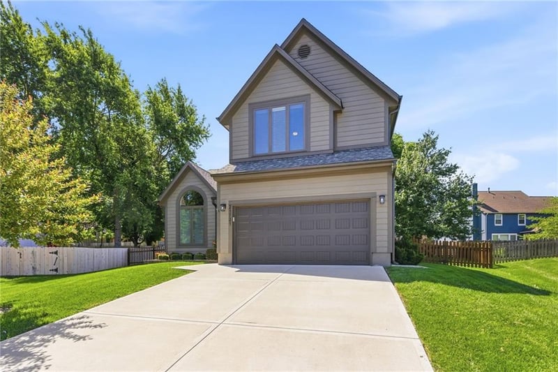 21721 52nd St, Shawnee, KS 66226