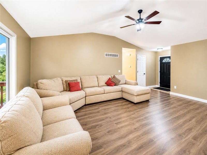 411 10th St, Garden City, MO 64747