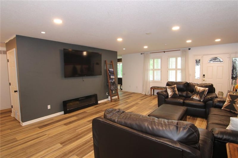 23305 Hickory Ct, Spring Hill, KS 66083