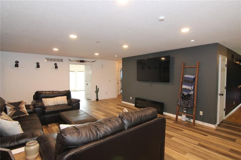 23305 Hickory Ct, Spring Hill, KS 66083