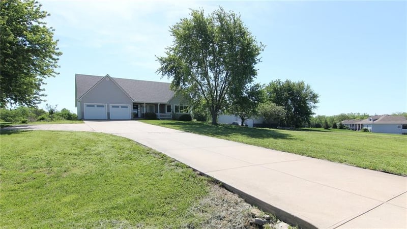 23305 Hickory Ct, Spring Hill, KS 66083