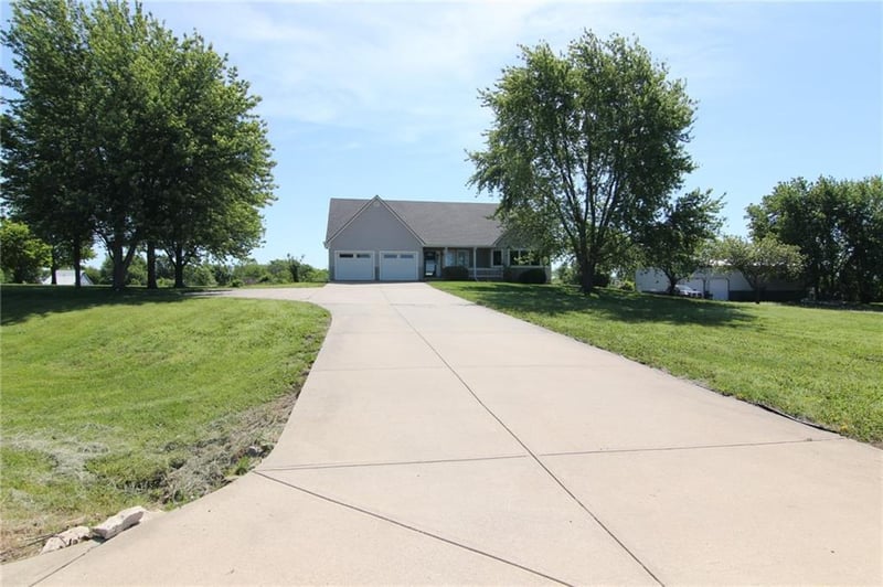 23305 Hickory Ct, Spring Hill, KS 66083