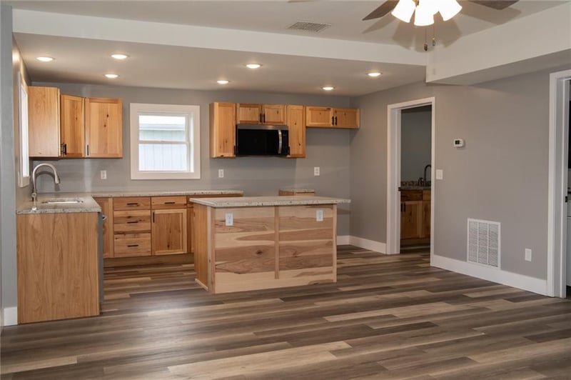 302 Little Brick Rd, Cameron, MO 64429