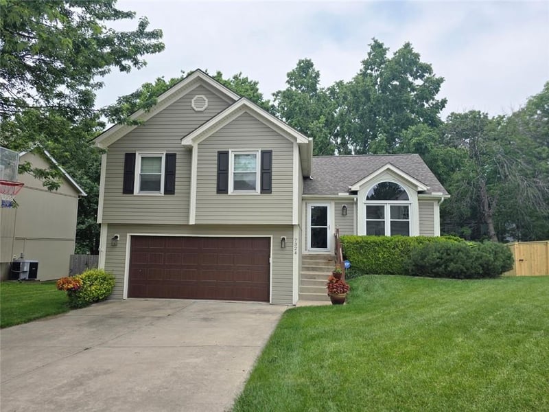 7324 Richmond Ave, Kansas City, MO 64158