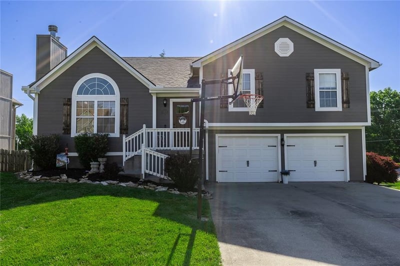 7431 Lewis Ave, Kansas City, MO 64158
