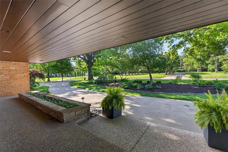 8608 Reinhardt Ln, Leawood, KS 66206