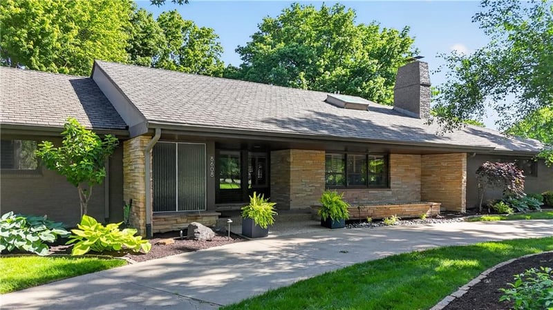 8608 Reinhardt Ln, Leawood, KS 66206