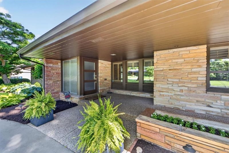 8608 Reinhardt Ln, Leawood, KS 66206