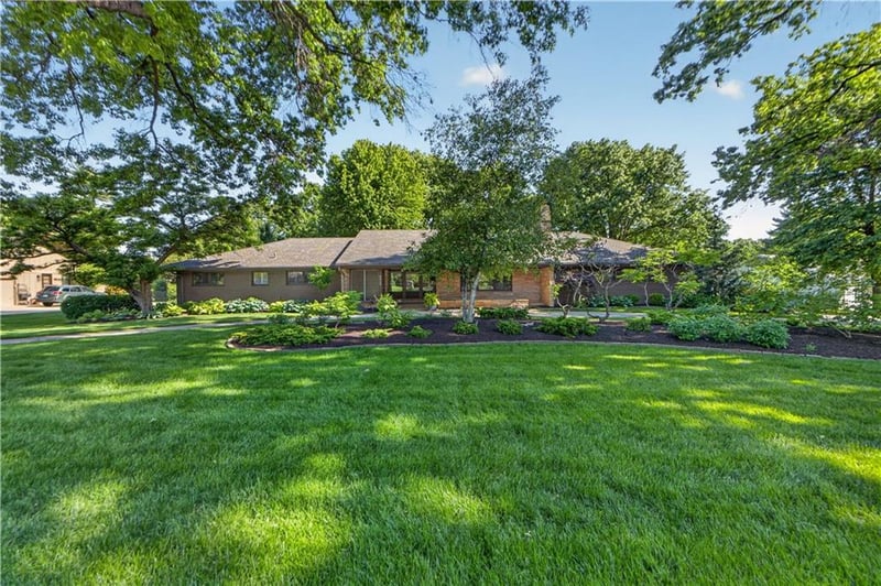 8608 Reinhardt Ln, Leawood, KS 66206