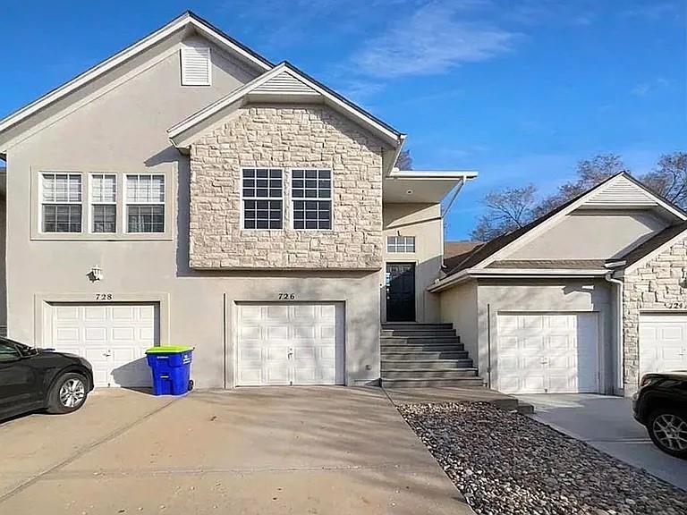 726 Woodson Ln, Gardner, KS 66030