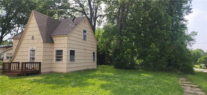 202 Metcalf Rd, Louisburg, KS 66053