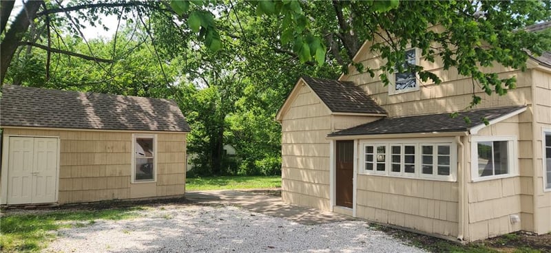 202 Metcalf Rd, Louisburg, KS 66053