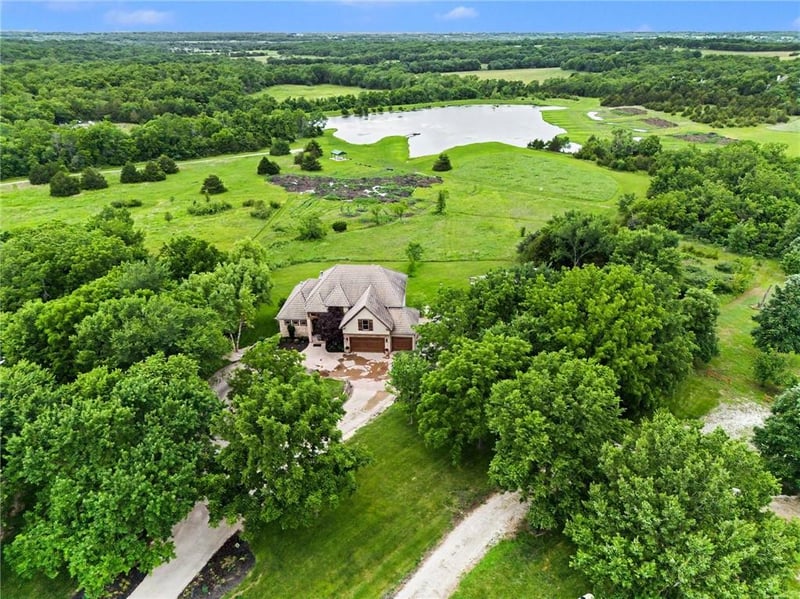 18890 252 Nd St, Paola, KS 66071