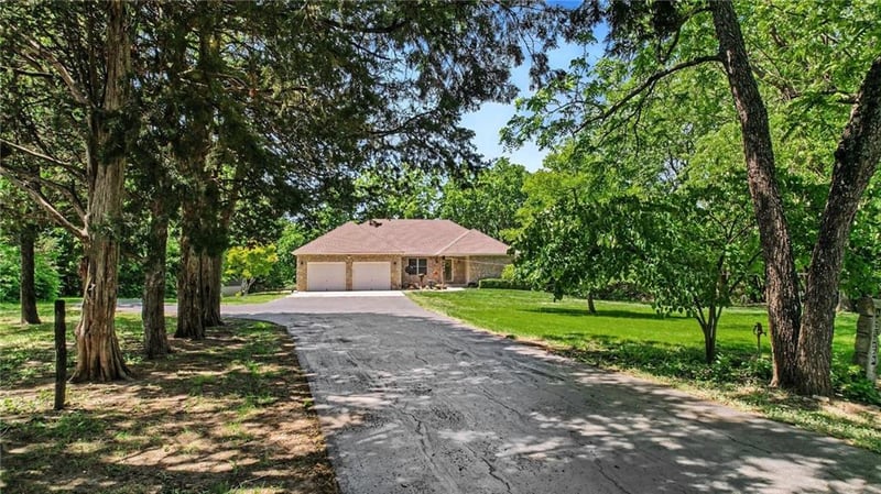 6234 Ogg Rd, Shawnee, KS 66218