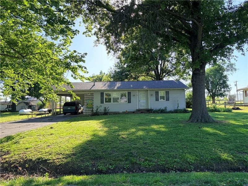 97 5th Ln, Lamar, MO 64759