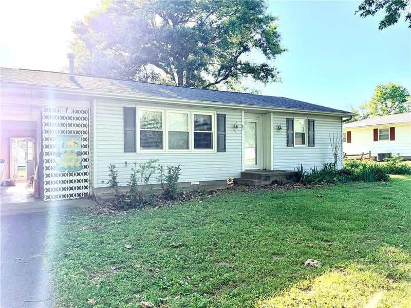 97 5th Ln, Lamar, MO 64759