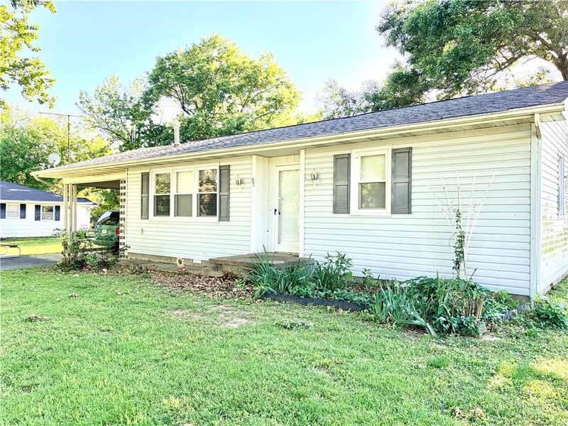 97 5th Ln, Lamar, MO 64759