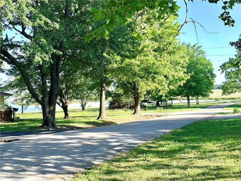 97 5th Ln, Lamar, MO 64759