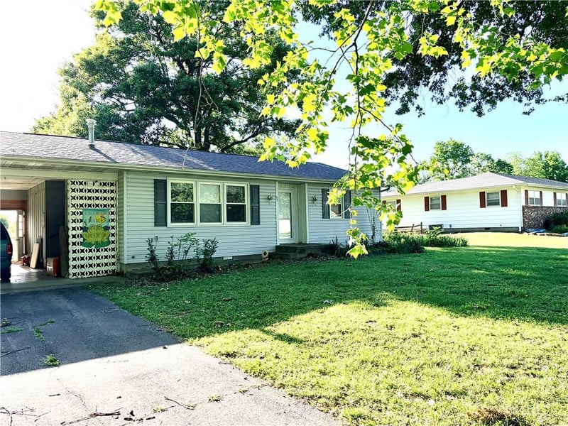 97 5th Ln, Lamar, MO 64759