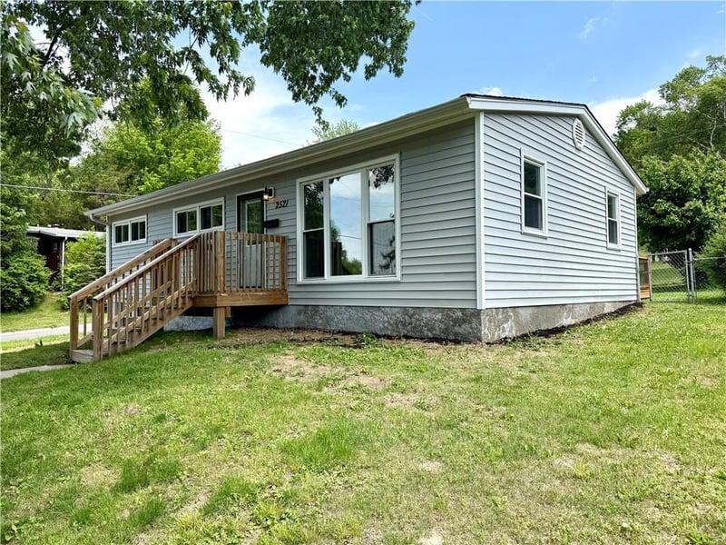 2521 Essex St, St Joseph, MO 64505