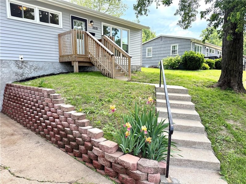 2521 Essex St, St Joseph, MO 64505