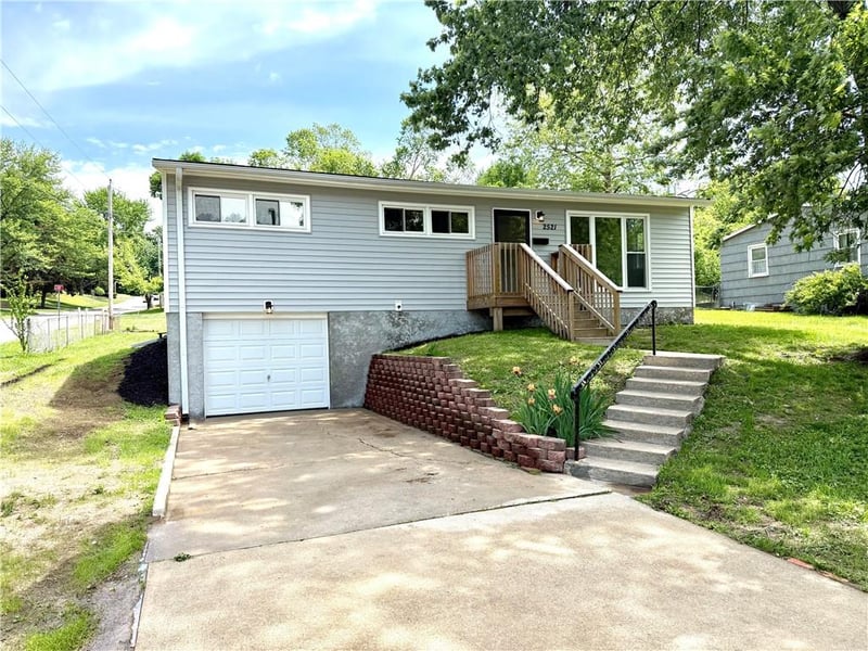 2521 Essex St, St Joseph, MO 64505