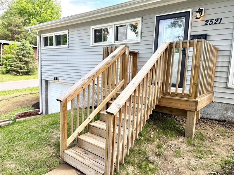 2521 Essex St, St Joseph, MO 64505