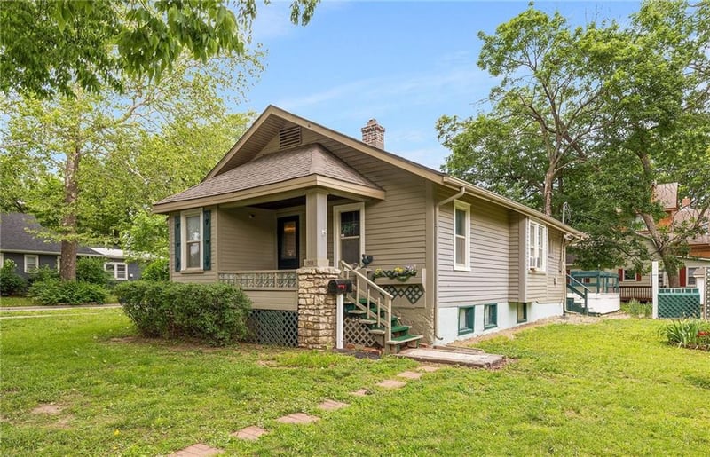 13013 8th St, Grandview, MO 64030