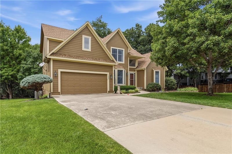 11820 Skyview Ln, Olathe, KS 66061
