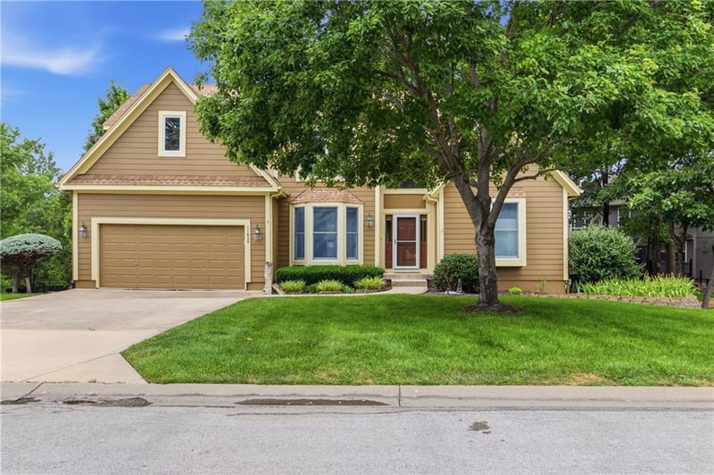 11820 Skyview Ln, Olathe, KS 66061