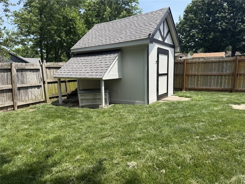 328 Greystone Dr, Lee's Summit, MO 64063
