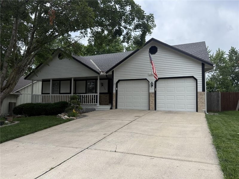 328 Greystone Dr, Lee's Summit, MO 64063