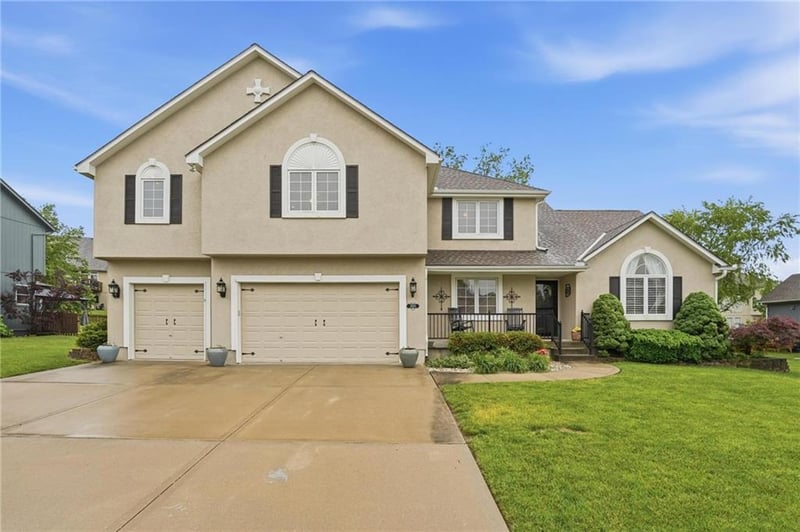 2605 Winterview Cir, Lee's Summit, MO 64081