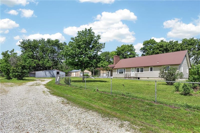 10784 70th St, Chetopa, KS 67336
