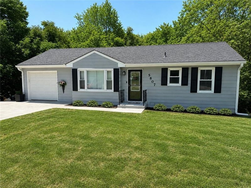 5807 Flora Ave, Gladstone, MO 64118