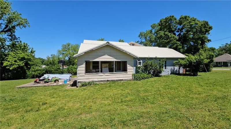 618 Main St, Grandby, MO 64844
