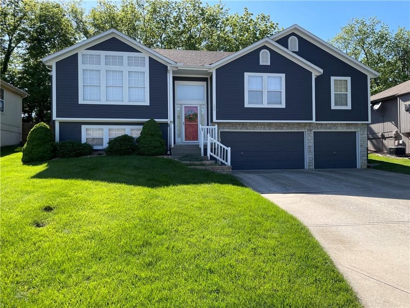 108 Topaz Dr, Lee's Summit, MO 64086
