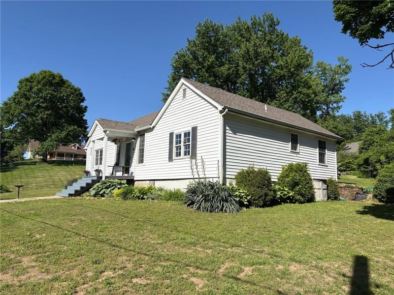 625 Summit St, Weston, MO 64098