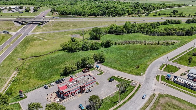 Hedge Ln, Paola, KS 66071