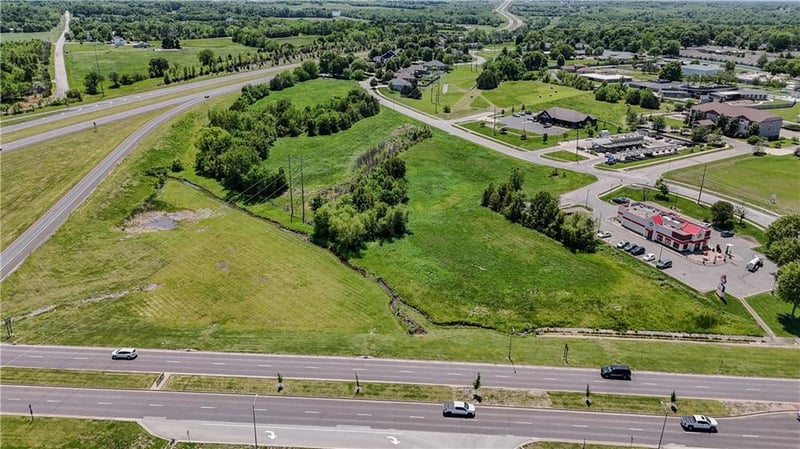 Hedge Ln, Paola, KS 66071