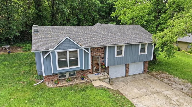 126 Beach Dr, Lake Tapawingo, MO 64015