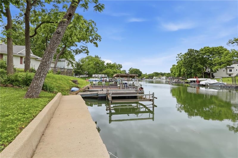 126 Beach Dr, Lake Tapawingo, MO 64015