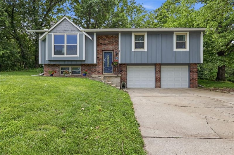 126 Beach Dr, Lake Tapawingo, MO 64015
